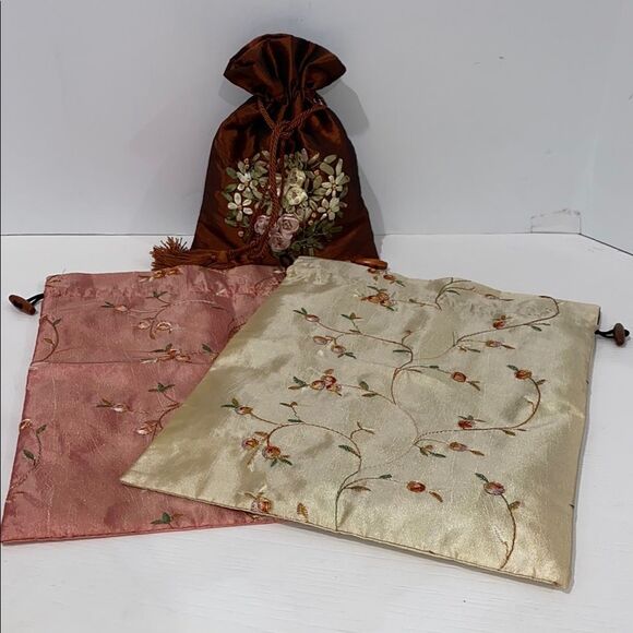 Wrapables Beautiful Embroidered Silk Travel Bag for Lingerie & Shoes - Picture 1 of 10